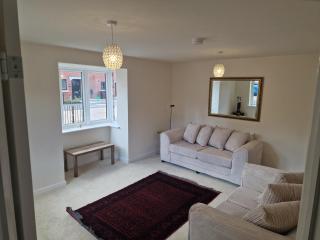 Heart of Derby, Tastefully Decorated 3 Bed Villa - 4