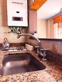 CASA SOL, encantadora y espaciosa casa a dos cuadras de la Laguna, con pileta y parque en Complejo El Solcito - 2