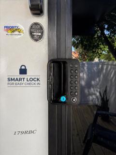 Cozy Private RV Near Universal Studios - Easy Check-in - 2