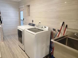 Modern Ceramic Retreat Newly Remodeled 2BR 2BA - 2