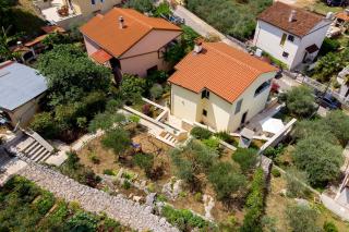 Fortuna Holiday House Steps from the beach - 2