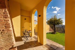 16th-Century Tuscan Apartment with Vaults & Views-Grifone Bianco - 0