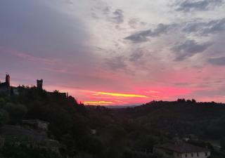 16th-Century Tuscan Apartment with Vaults & Views-Grifone Bianco - 1
