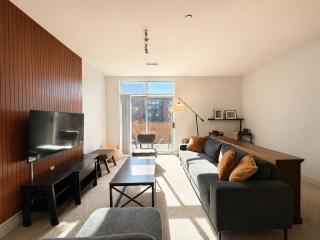 Spacious Third Ward Apt Near Summerfest with Balcony - Sleeps 4 - 7