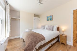 City Centre, River views, Sleeps 5, Free Parking - 6