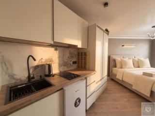 RentHouse Apartments - Moonlight Airport Studio - 6