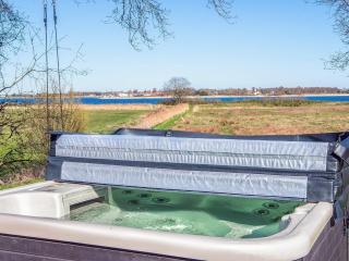 Retreat with Outdoor Whirlpool - 4