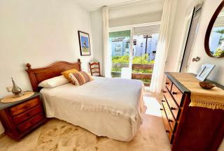 Beachfront Apartment - Pool - 2min to Beach - Free Parking & Fast WiFi - 4