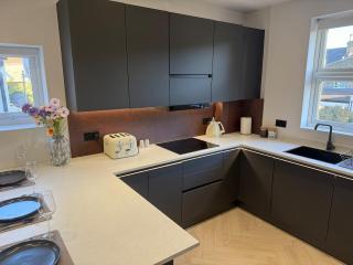 Luxury 3BR Flat Near East Croydon Gatwick 3WiFi - 3