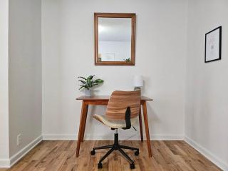 3 Bd, 2 Ba, 6-8 for Families, Near Park & UW - 3