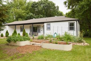 3-bedroom home in Waldo and 15 minutes to Arrowhead stadium - 1