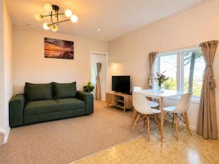 Skyline Urban - Entire Apartment with View, Netflix, Nespresso, and Street Parking - 9