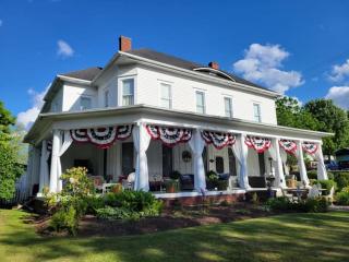 Queens Chamber w King Heavenly Bed at Nottingham Place in Wise - 9
