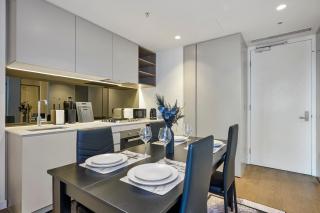 Melbourne CBD Level 33 2 Bedroom Apartment Pool Gym City Views Near Queen Victoria Market - 3