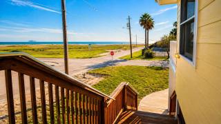Coastal Chill Spot - Cozy 2BR Villa By The Beach - 3