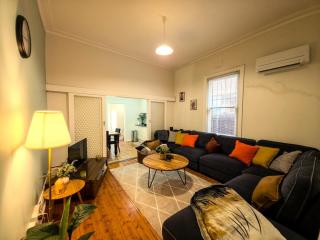 Elegant Vintage 3BR Retreat near Parks, Beach and Free Parking - 8