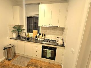 Elegant Vintage 3BR Retreat near Parks, Beach and Free Parking - 3