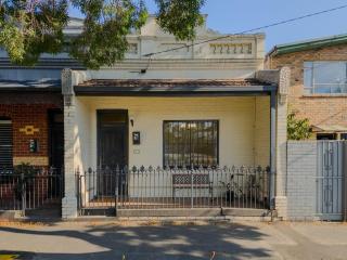 Elegant Vintage 3BR Retreat near Parks, Beach and Free Parking - 9