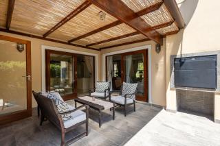 Secure Estate Gem next to Golf Course - 2
