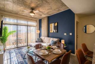 Elegant DT PHX Apt with Balcony Pool Gym Parking - 4