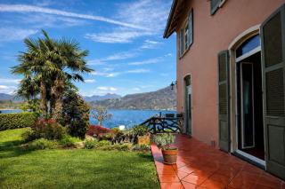 Exclusive waterfront villa with stunning views - 8