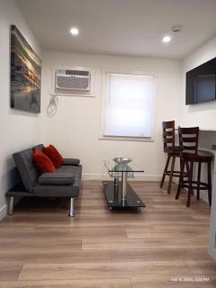 Two Apartments Together Near Dodger Stadium Sleeps up to 8 - 9