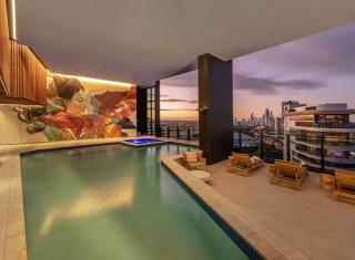Star Casino Retreat | Level 23 Views + Comfort - 9