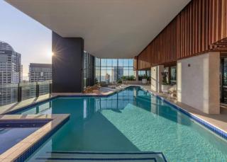 Star Casino Retreat | Level 23 Views + Comfort - 8