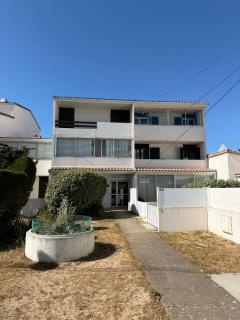 Appartement 2 pièces entièrement rénové et équipé à 150 m de la plage avec parking - 9