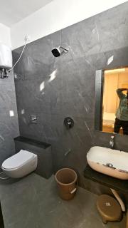 Hotel Parth Family Lodge & Restaurant - 1