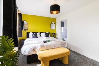 Modern 4-Bed House in Central Telford with Parking, Contractor Friendly - 3