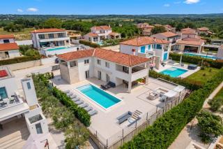 The Red Roof House - King Beds - Pool - 7