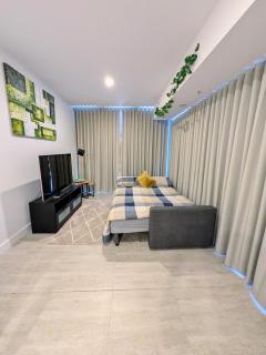 Brand New Cozy City Apartment with Balcony, Free Parking, Gym, Pool and Workspace - 8