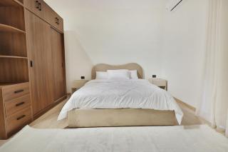 Luxury 3BR Penthouse Huge Terrace New Cairo Prime location - 1