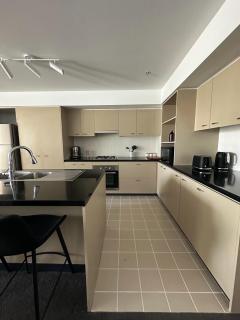 Port Melbourne Luxe Escape 2BR, 2BA, Pool, Balcony - 4