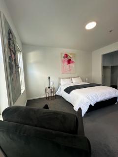 Port Melbourne Luxe Escape 2BR, 2BA, Pool, Balcony - 1
