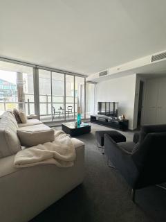 Luxe Port Melbourne Retreat 1BR, 2 Bath and Pool - 9