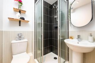 NEW Lovely 2Bed 2Bath-Parking-By FabAccommodation - 5