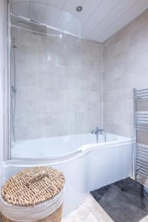 Modern 2 Bedroom flat / Free parking / Sleeps 6 - 2