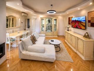 LuxeStay Central Apartment Free Parking Terrace - 0