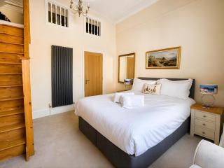 Spacious 1 King Bed Apartment York City Centre - 5 min from Train Station - 7