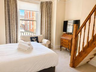 Spacious 1 King Bed Apartment York City Centre - 5 min from Train Station - 6
