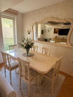 LuxeStay Central Apartment Free Parking Terrace - 7