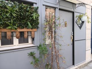 Guesthouse 40 m2 pour 2,3,4,5 personnes-Rez de Chaussée sur Rue et Patio-Séjour,Cuisine,SDB,Chambre avec Lit double-2 canapés lit japonais et matelas gonflable-Entrée côté Rue Berzélius-4 m du Métro Brochant lig13- Bus 31,54,74 ers sites touristiques - 3