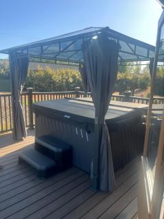 Norfolk 3 bedroom lodge with hot tub - 4