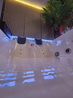 Loveroom waterloo, Suite romantique avec Jacuzzi et sauna privatifs - 0