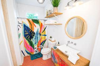 Vibrant Cottage with Parking Long Stays - 9