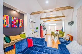 Vibrant Cottage with Parking Long Stays - 2