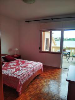 Beautiful room with bathroom first row to the sea with separate shared kitchen - Nin - 9