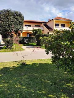 Beautiful room with bathroom first row to the sea with separate shared kitchen - Nin - 0